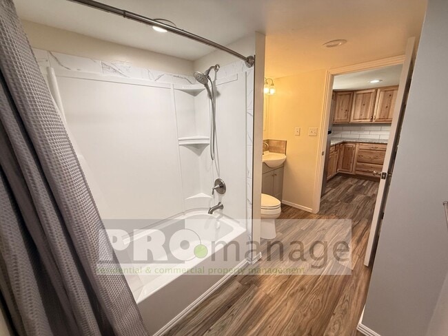 Building Photo - 335 E 17th St Unit 335 1/2