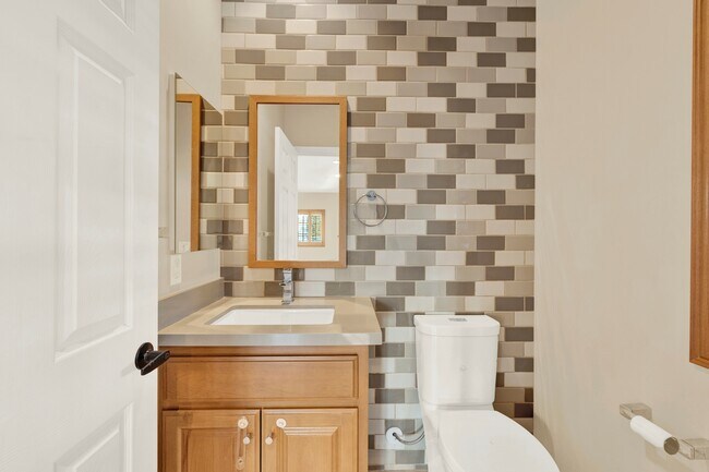 Photo - Large 4 bedroom 4.5 Bathroom Single Family House on Large Lot