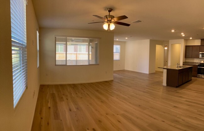 Photo - 1977 Apiary Wy