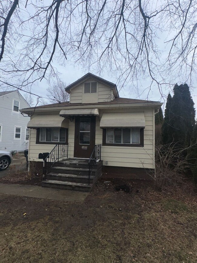 Updated home ready to rent in Euclid! - Updated home ready to rent in Euclid!