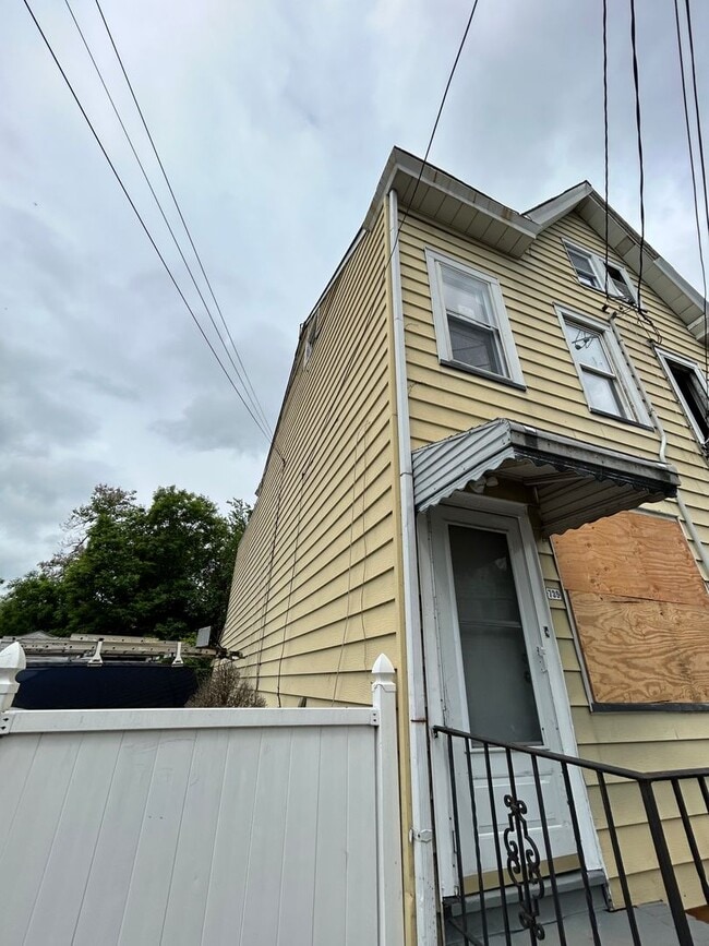 Photo - 739 Beatty St