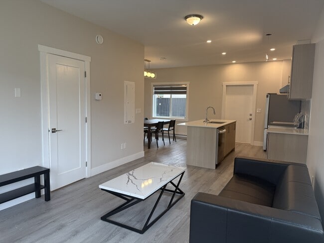 Photo - 4808 Lazelle Ave