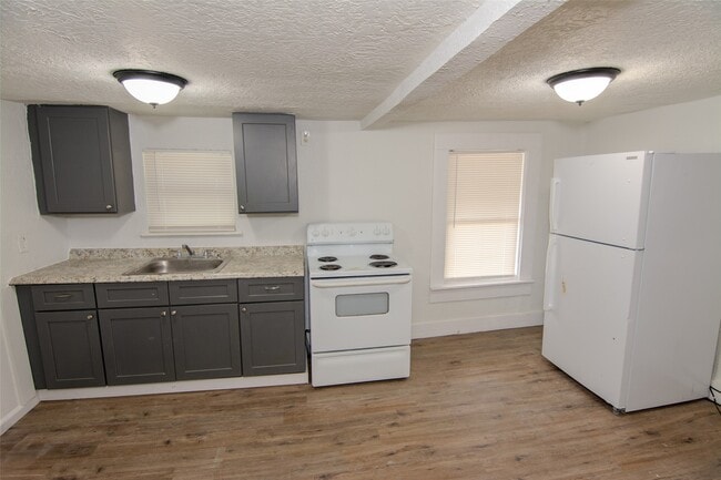 Photo - 3307 Broadway St