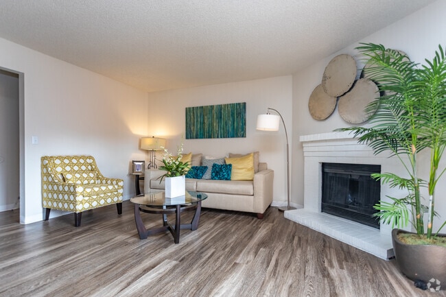 2BR, 2BA - 1,043SF - Ridgeview Place