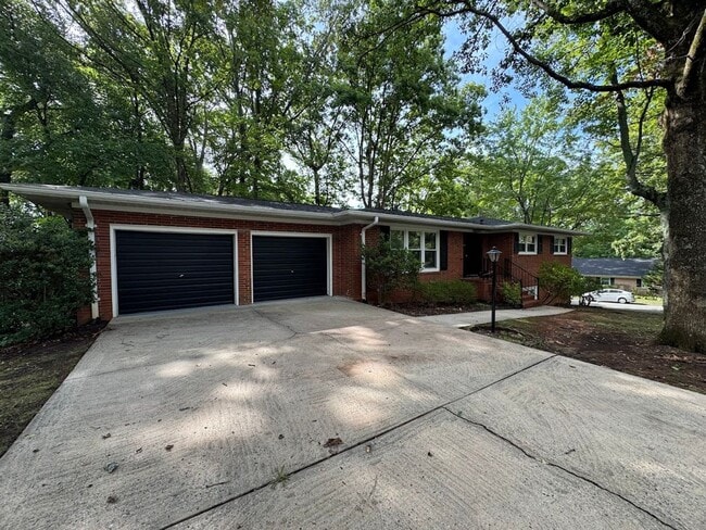 Building Photo - 2205 Hathaway Dr Unit 2205 Hathaway Dr A