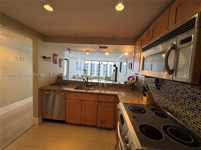 Photo - 555 NE 15th St Unidad 32F