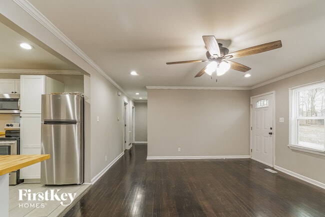 Photo - 401 Sparella St