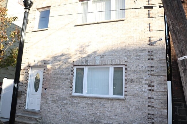 Building Photo - 2110 Summit Ave Unit 2