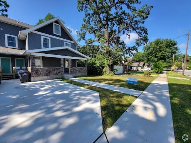 Building Photo - 2406 Woodland Ave Unit 2406-2 Rental