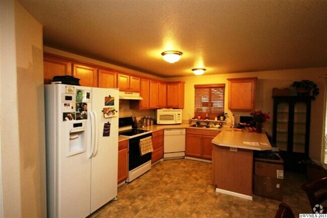 Building Photo - 3 bed 2 bath Lexington home with 3 car gar...