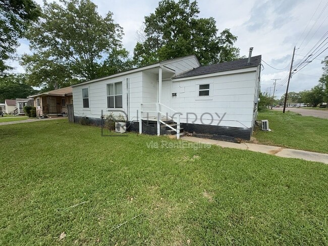 Building Photo - 200 Stillwood Dr