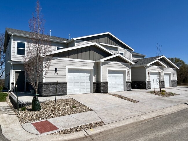 Building Photo - 812 E 6th St