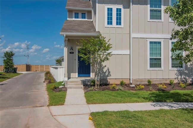 Photo - 100 Lennox Dr
