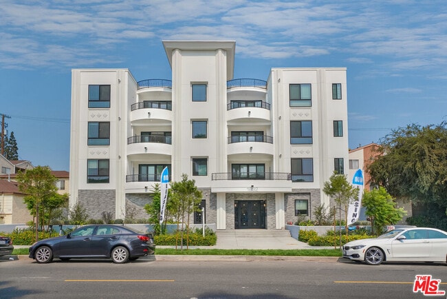 Photo - 1832 S Barrington Ave Apartment Unit 304