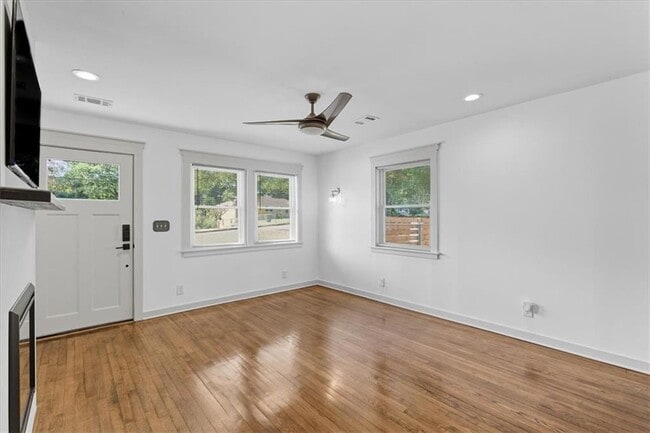 Photo - 1272 Lynwyn Ln SE