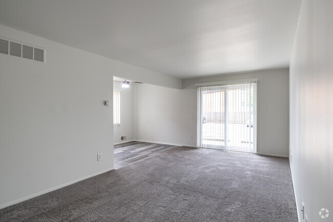 Casa renovada de 2 habitaciones y 1 baño, 950 pies cuadrados, sala de estar - Woodside Manor Apartments