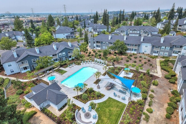 Building Photo - Rosemeade at Olympus Pointe Rental