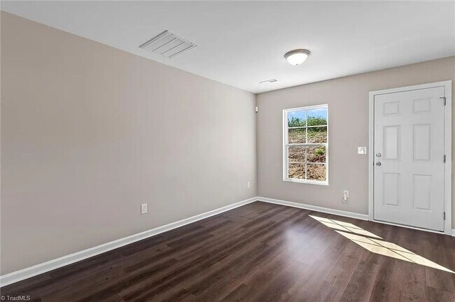 Photo - *** Move in Ready ***