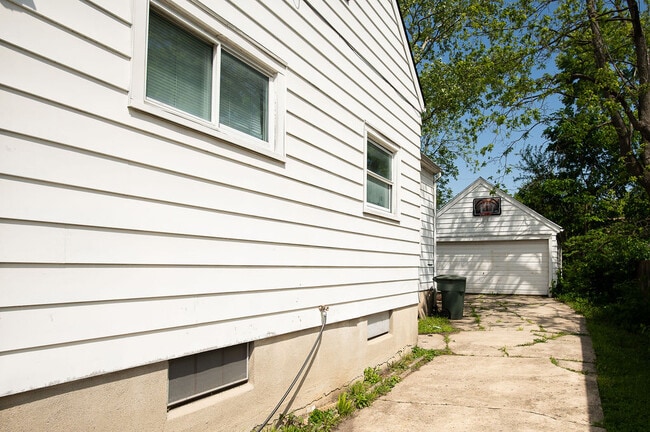 Photo - 331 Sandhurst Dr
