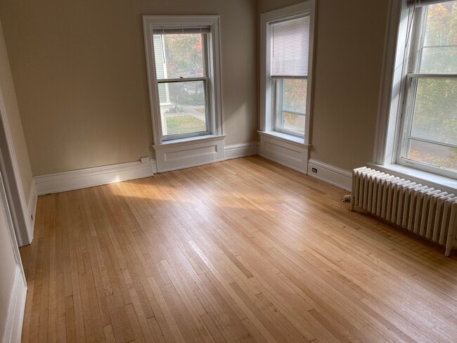 Spacious bedroom - 263 Morris Ave SE Unit Apt 2