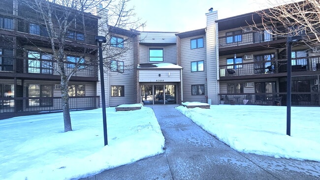 Building Photo - "Charming 2-Bedroom 1 bath Condo with 1000 Sq Ft of Comfort in Plymouth, MN!"