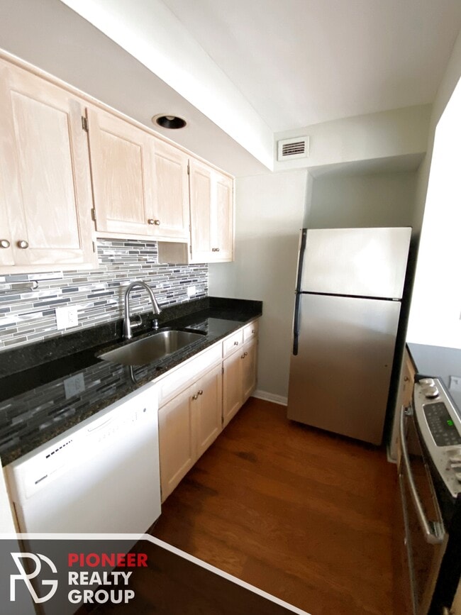 Building Photo - 433 W Wellington Ave Unit 10H