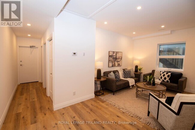 Photo - 425 Dundas St