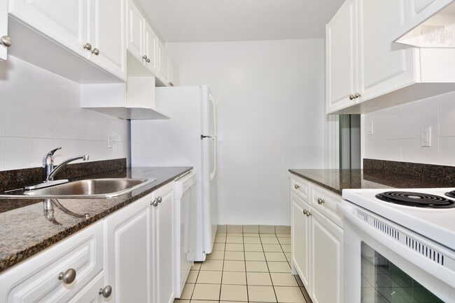 Building Photo - Hollyburn Plaza Unit 00402