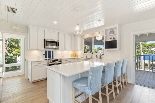 Photo - 161 1st St E