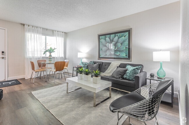 Manhattan - 2BD, 1BA - 837SF