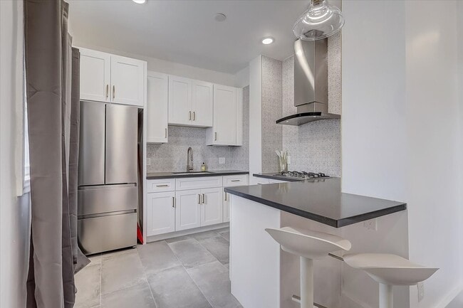 Modern Kitchen - 1030 E Ocean Blvd Unit 605