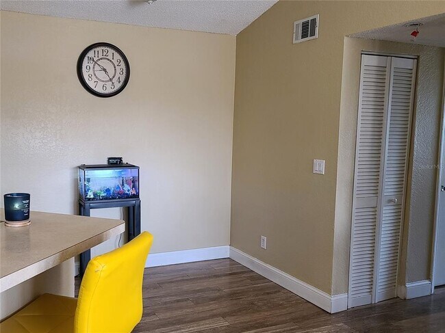 Photo - 4630 Commander Dr Unidad 1038