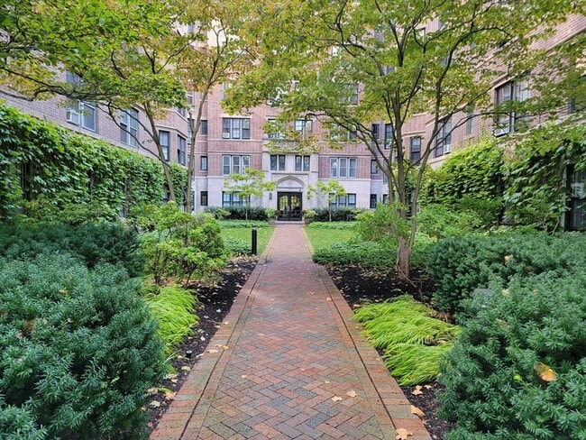 Photo - 988 Memorial Dr Unidad 181