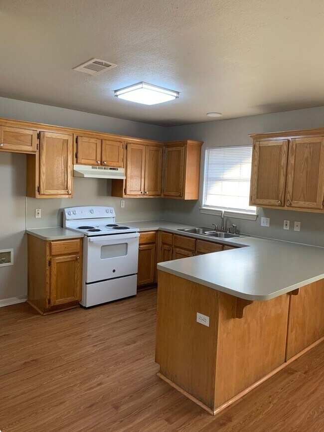 Photo - 3 bedroom 2 bath with Garage