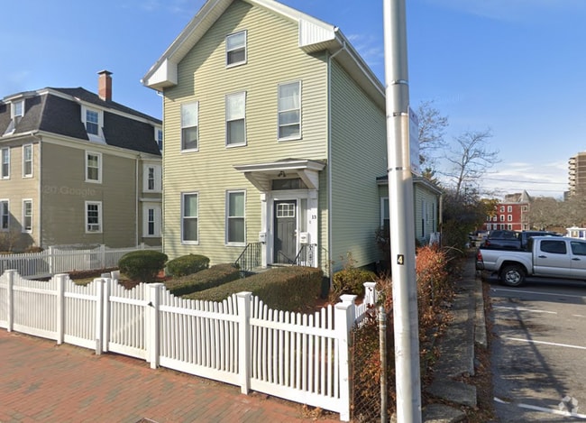 Building Photo - 13 Pleasant St Unit 1R Rental
