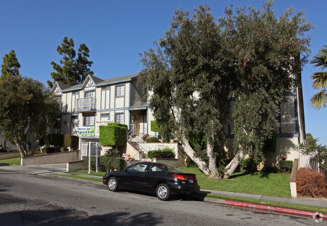 Bristol Square Apartments