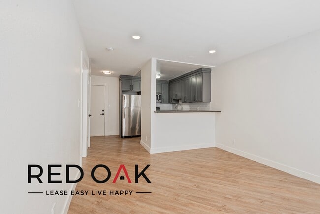 Building Photo - 310 S Kenmore-302 Unit 302