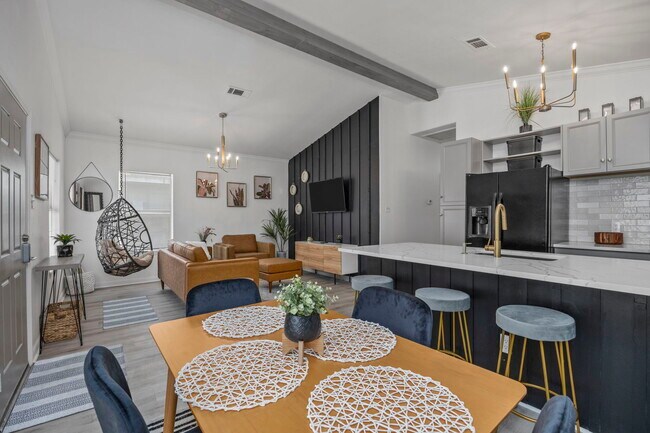 Photo - 4321 Coke St