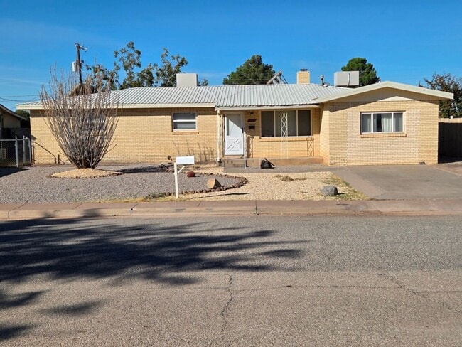 Building Photo - Spacious 3/4 bedroom, 2 bath home beautifu...