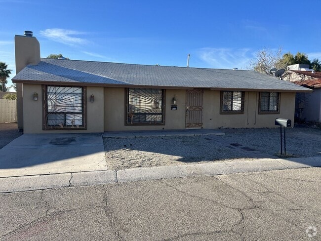 Building Photo - Lovely 4 Bedroom 2 Bath Home on Southwest ...