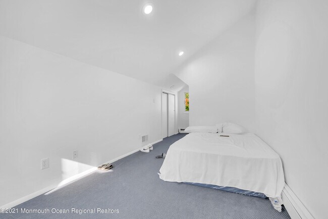 Photo - 45 Roslyn Ct House