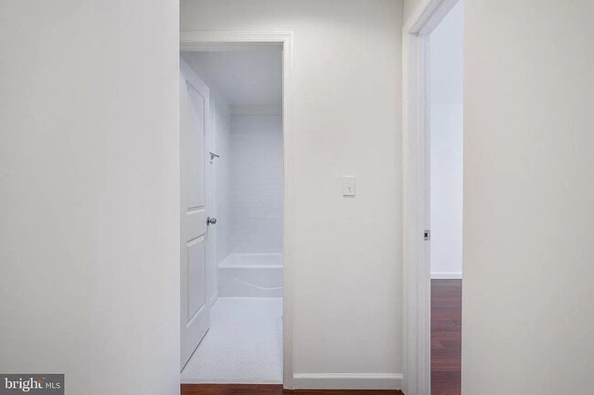 Photo - 24 N St NW Unidad 2