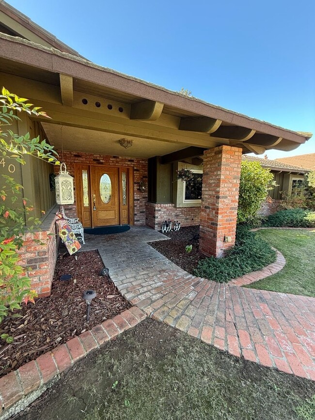 Building Photo - Ranch Style Home on Large Lot with Circular Driveway