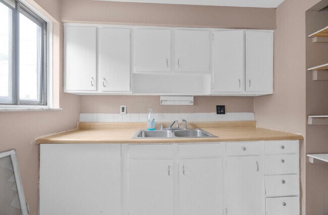 Photo - 4688 Hilton Ave Unit B