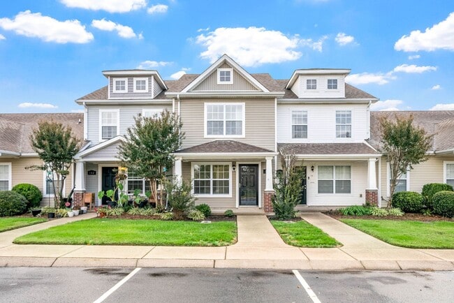 Building Photo - Large 2 Bedroom 2 1/2 Bath Dog Friendly Co...