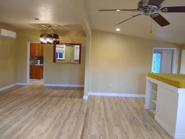 Photo - 2326 Riverside Dr Unidad UPSTAIRS