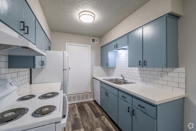 1BR, 1BA - 740SF - Kitchen