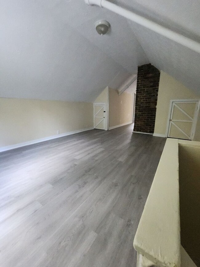 Photo - One Bedroom Clean Apt For Rent Unit 3