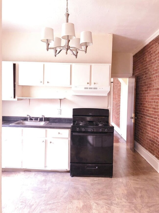 Building Photo - 654 St Joseph St Unit 1