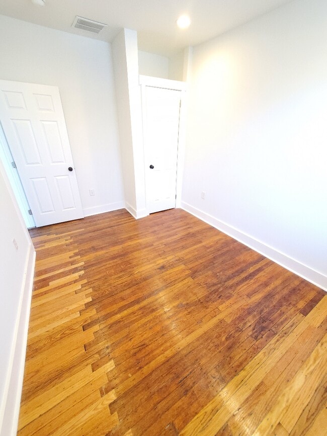 Photo - 5650 Elmwood Ave Unidad 2